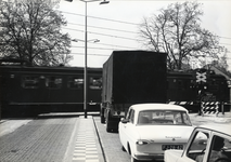 169443 Gezicht op de spoorwegovergang in de Soestdijkerstraatweg te Hilversum, met een passerende trein.